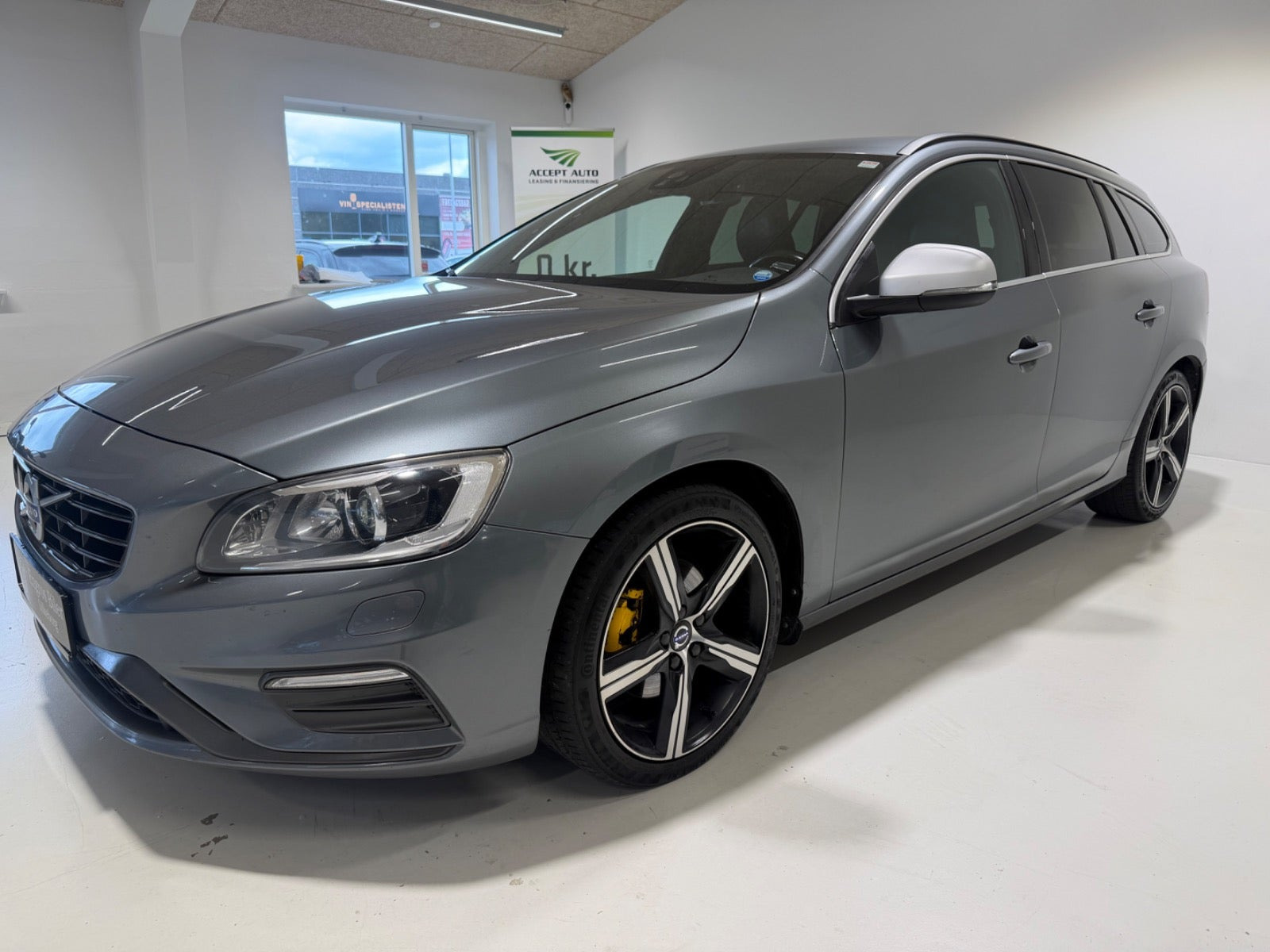 Grå Volvo V60 fra 2017