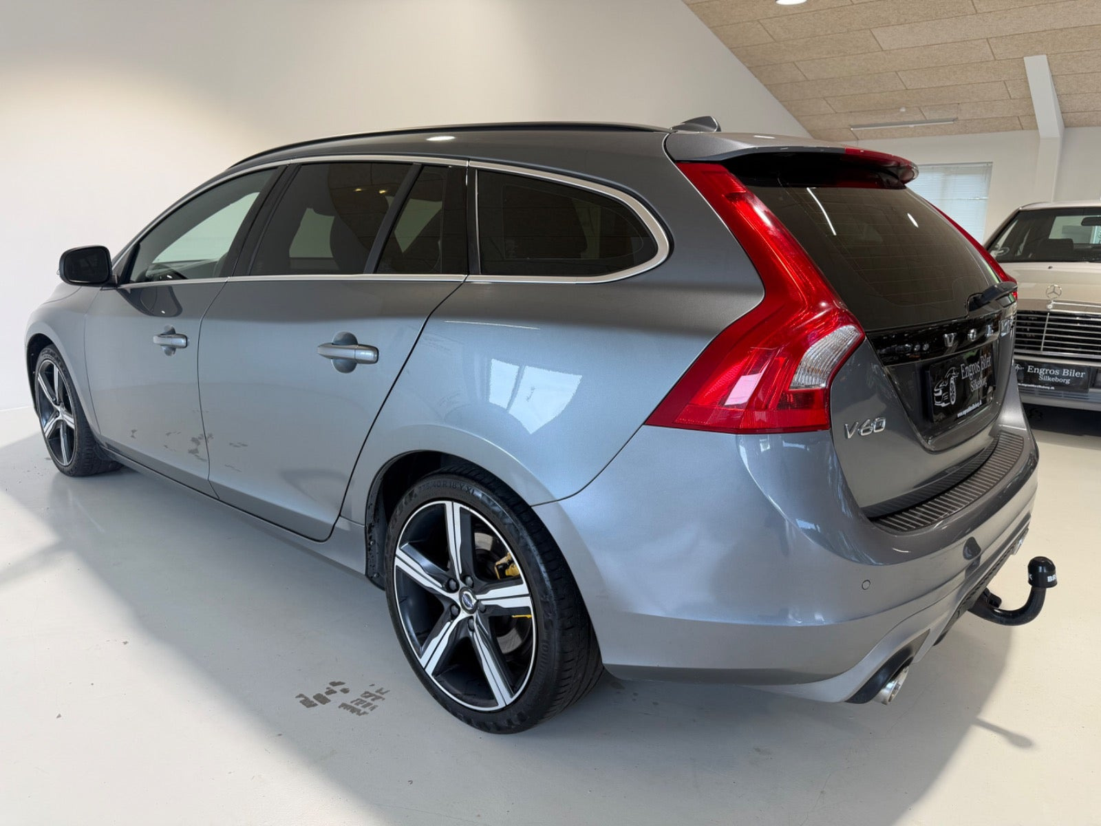 Grå Volvo V60 fra 2017