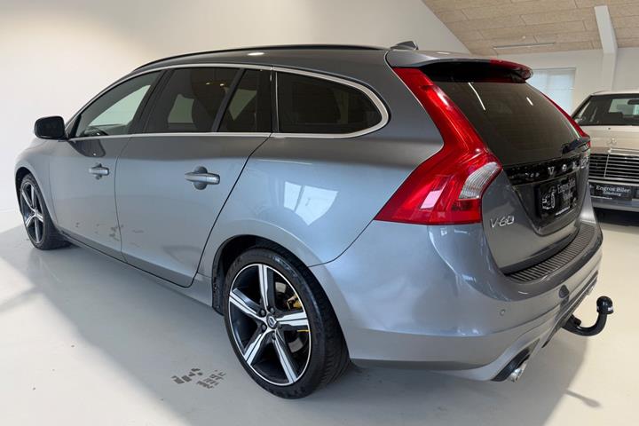 Grå Volvo V60 fra 2017