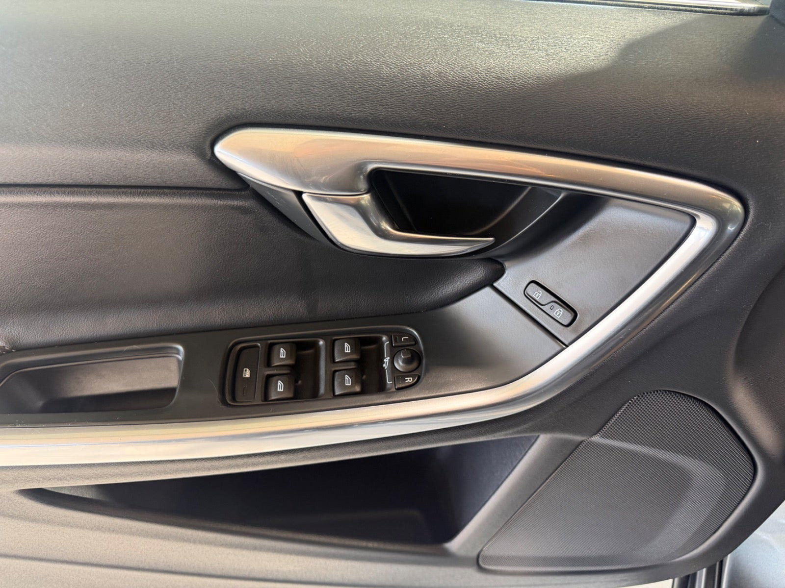 Grå Volvo V60 fra 2017
