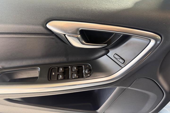 Grå Volvo V60 fra 2017