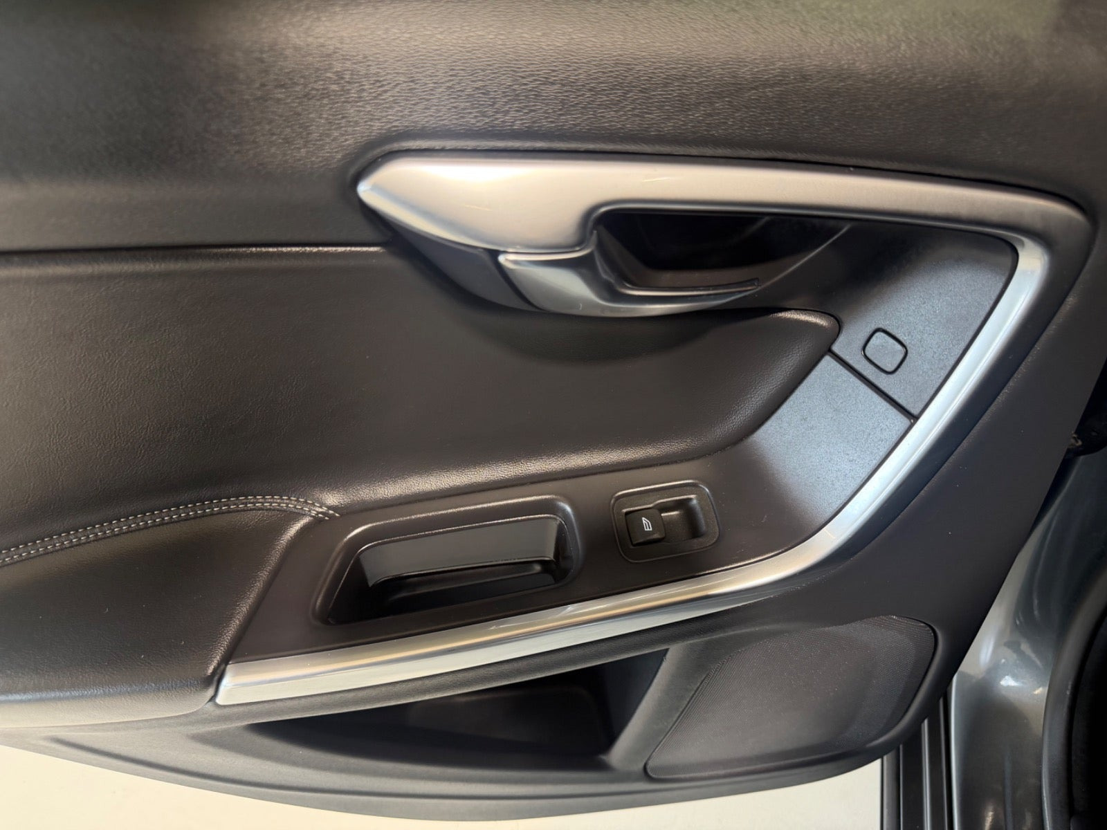 Grå Volvo V60 fra 2017