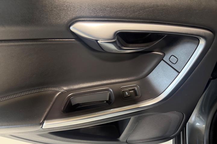 Grå Volvo V60 fra 2017