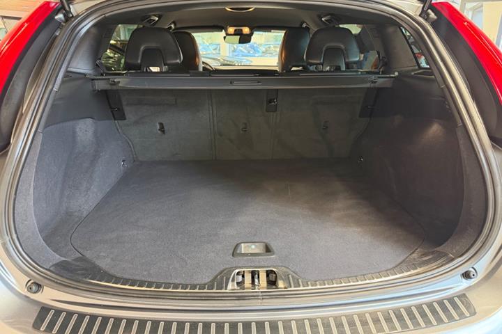 Grå Volvo V60 fra 2017