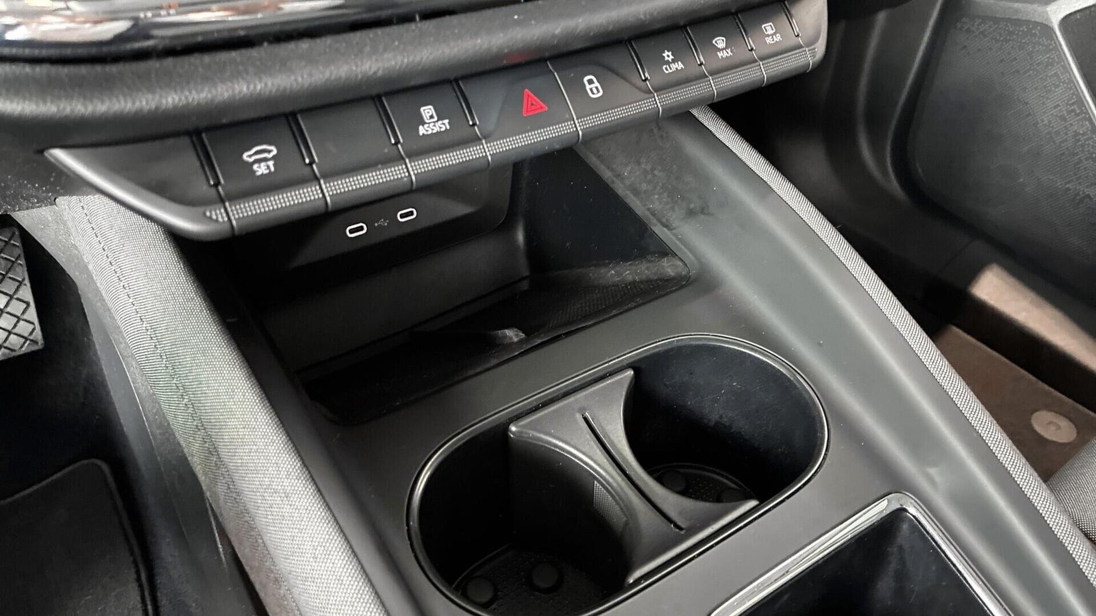 Grå Skoda Enyaq fra 2023