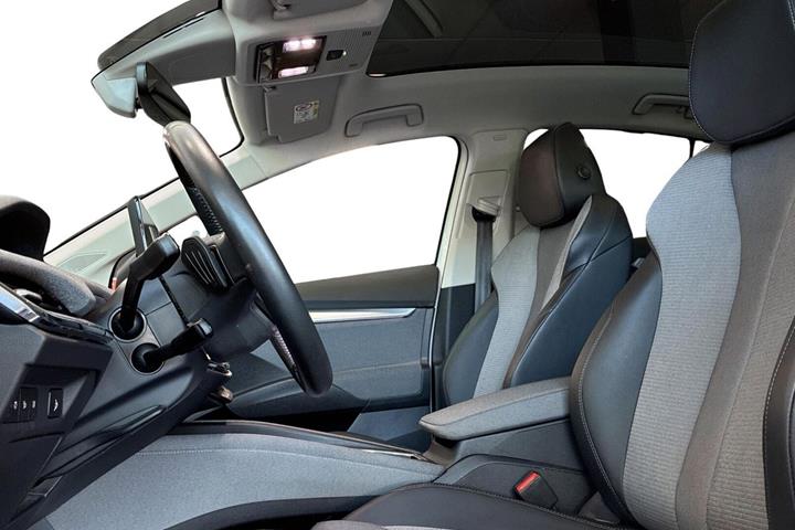 Hvid Skoda Enyaq fra 2024