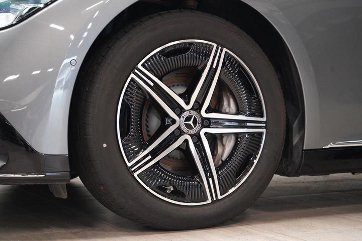 Grå Mercedes EQE350+ fra 2026