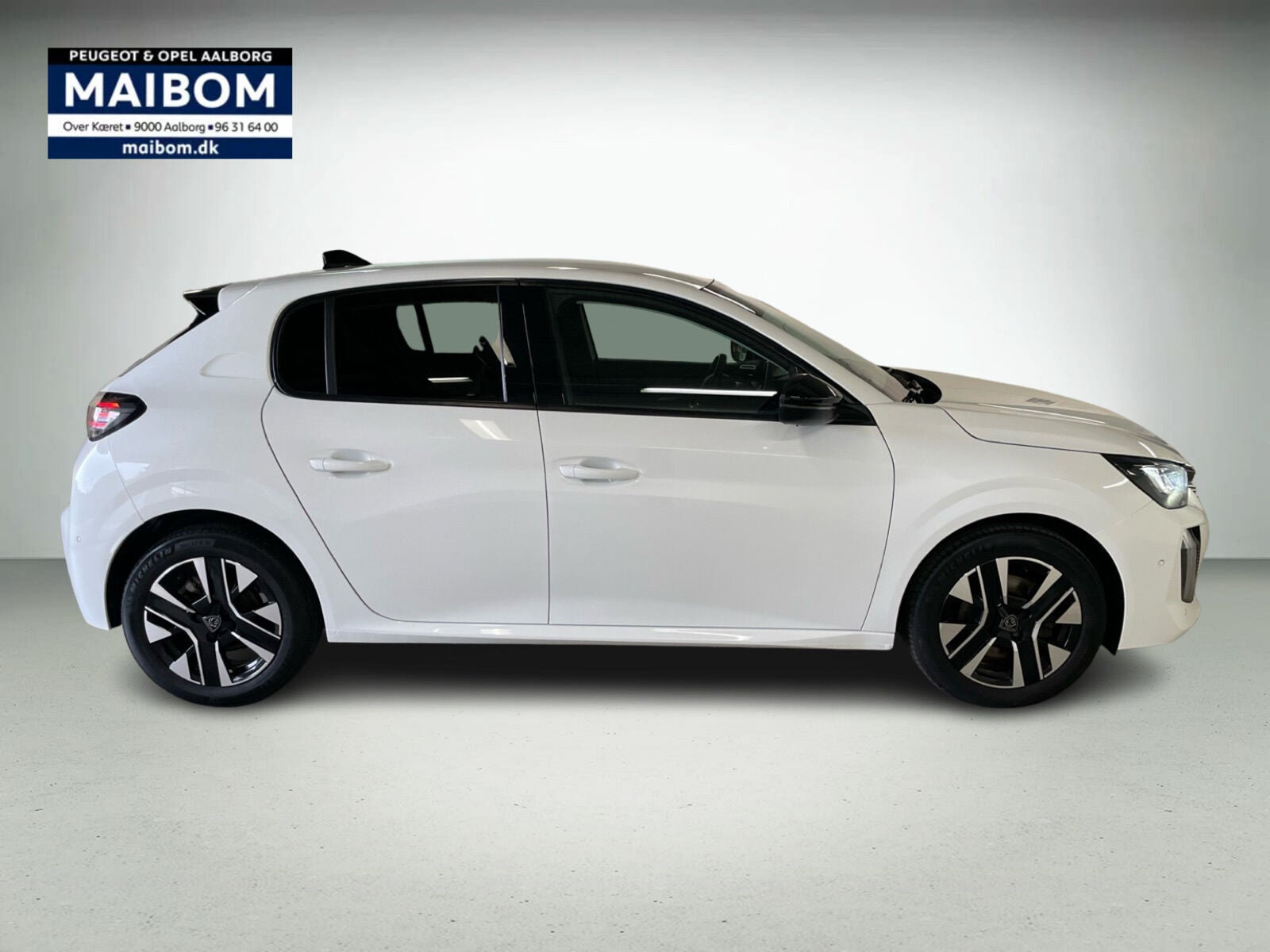 Hvid Peugeot 208 fra 2024