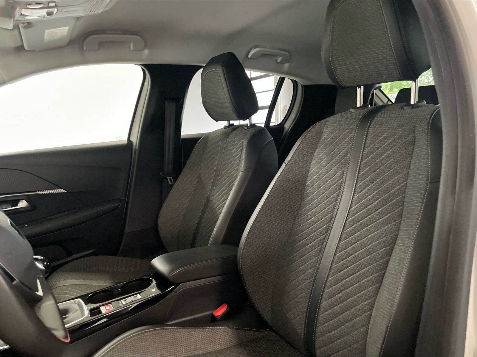Hvid Peugeot 208 fra 2024