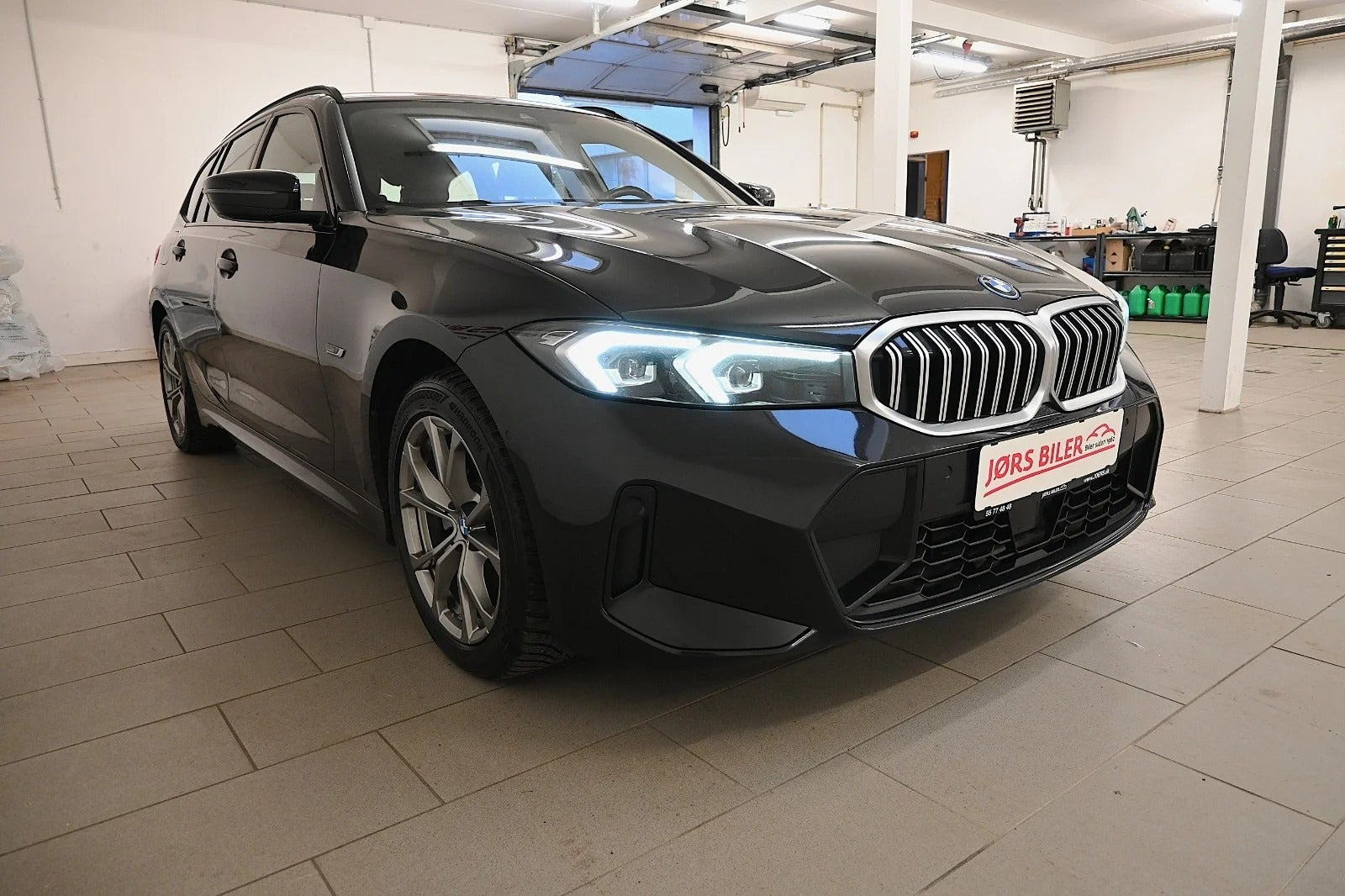Sort BMW 320e fra 2023