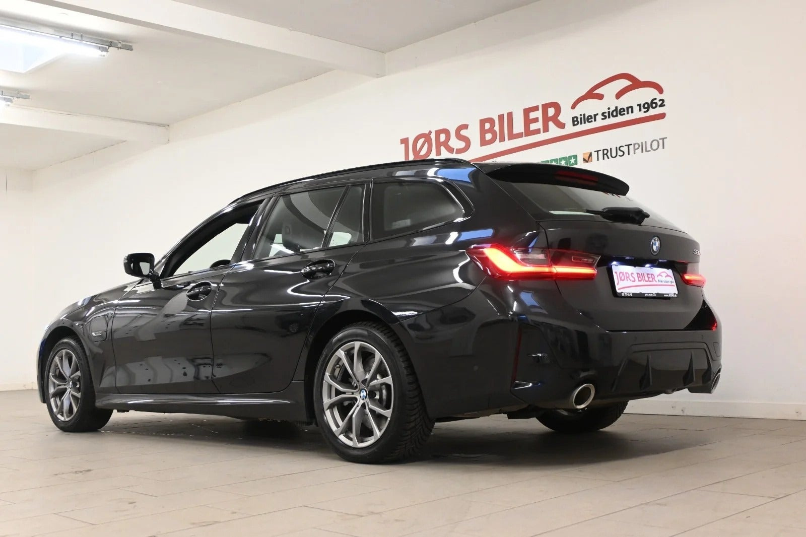 Sort BMW 320e fra 2023