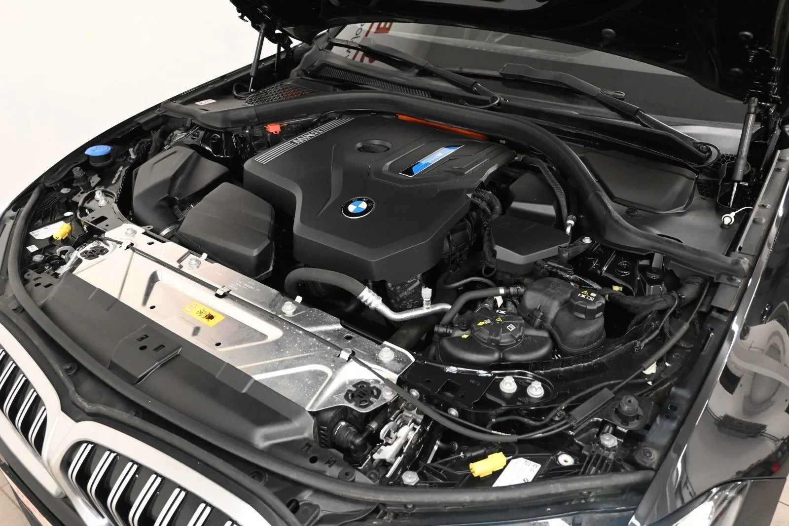Sort BMW 320e fra 2023