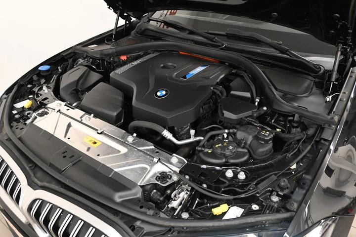 Sort BMW 320e fra 2023