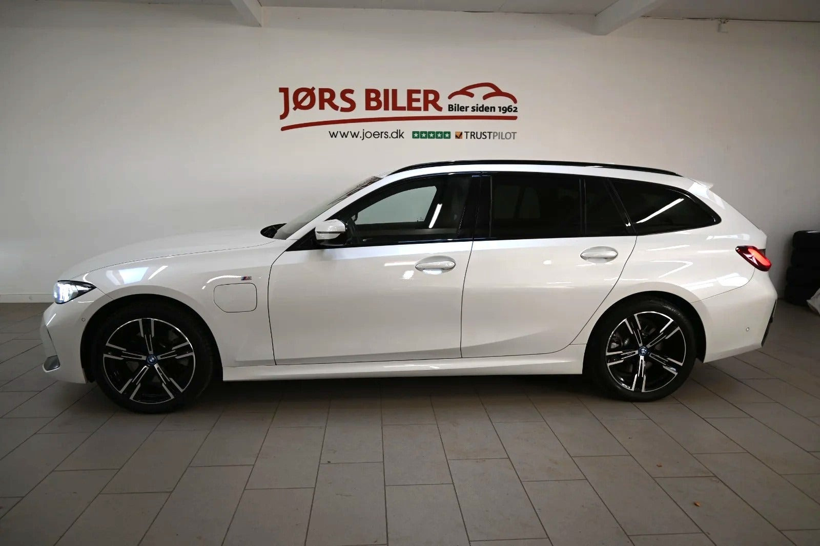 Hvid BMW 320e fra 2024