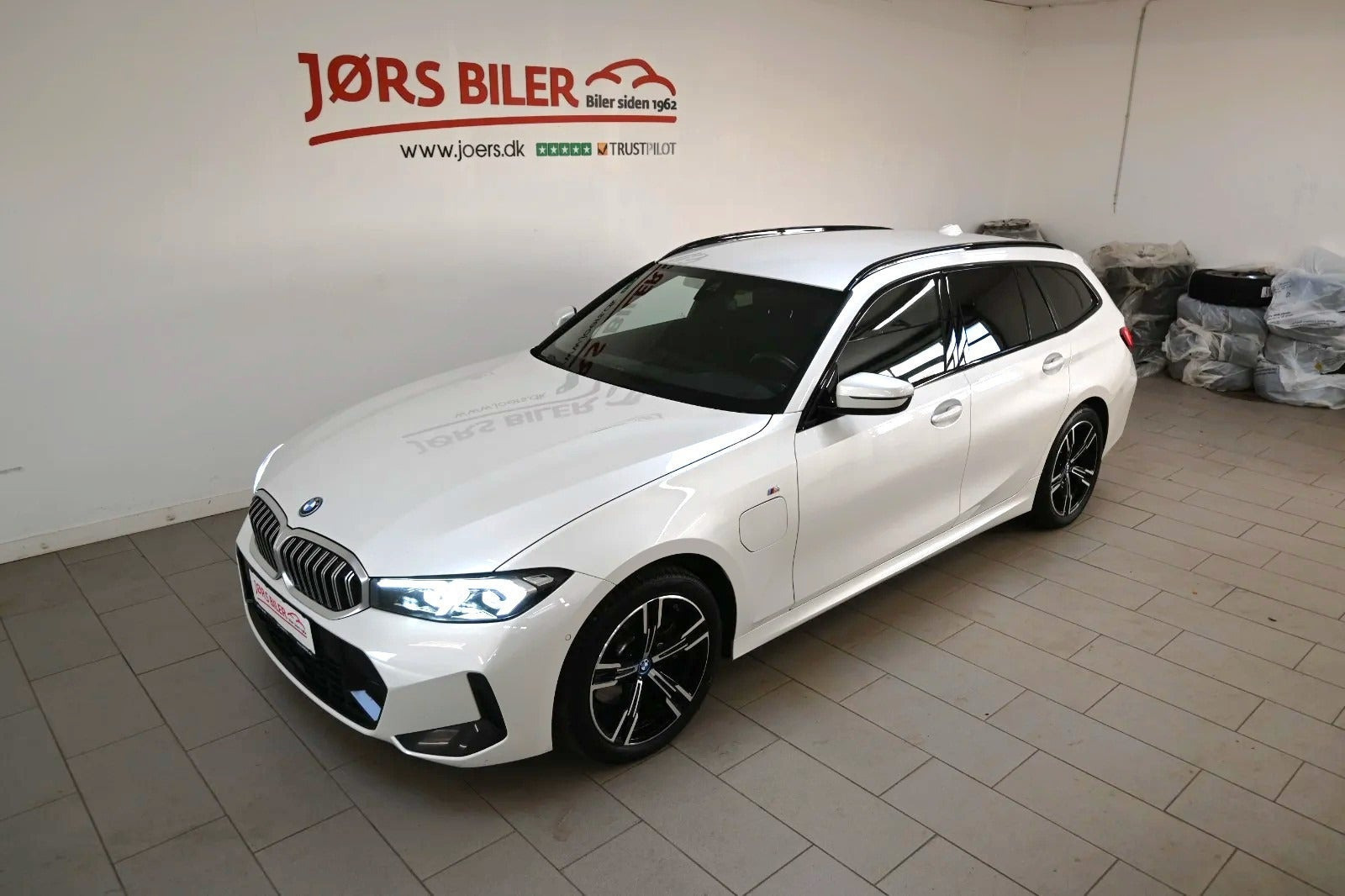 Hvid BMW 320e fra 2024