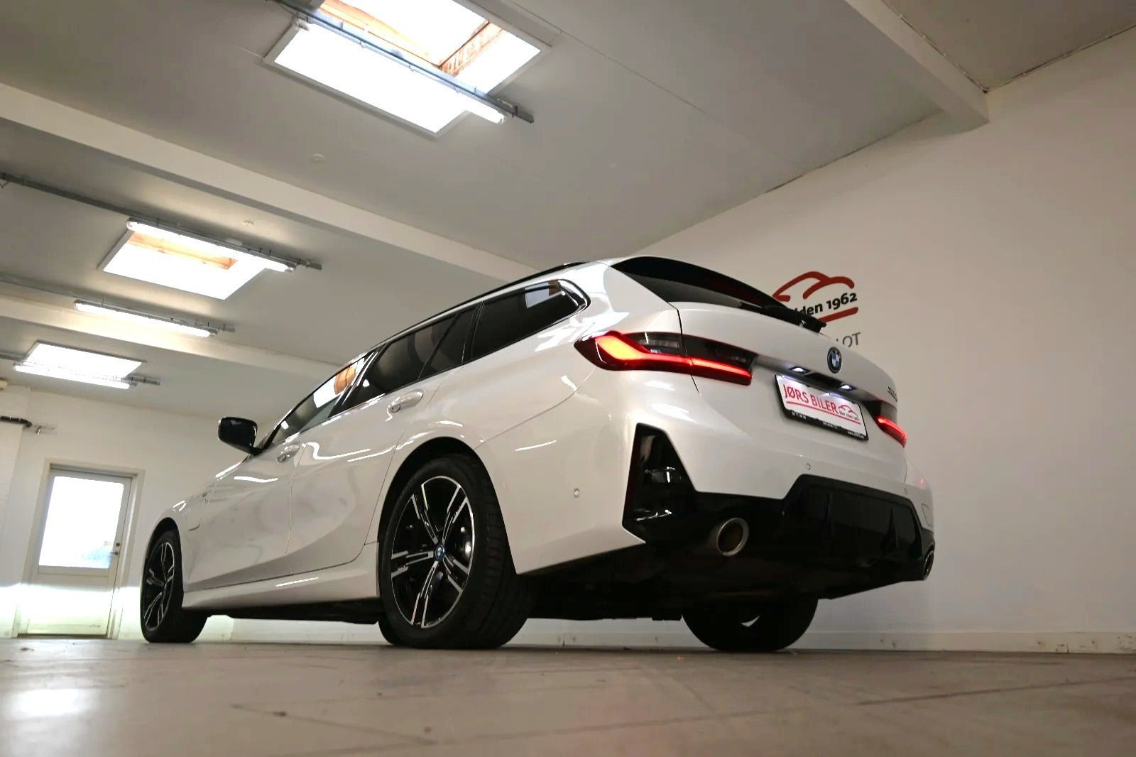 Hvid BMW 320e fra 2024
