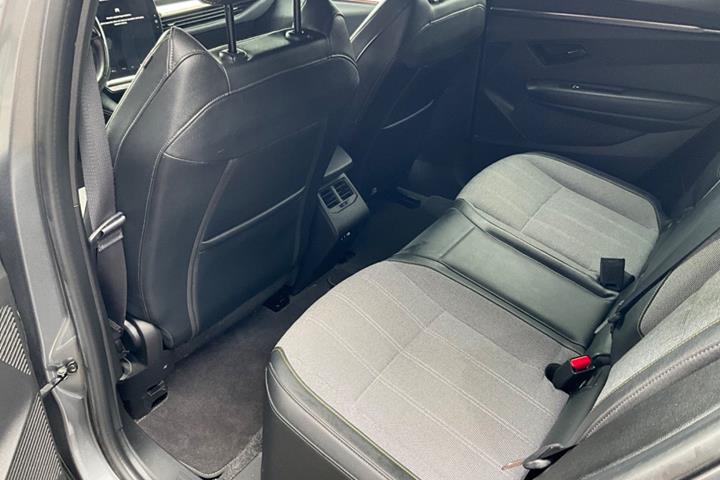 Grå Renault Megane E-Tech fra 2024