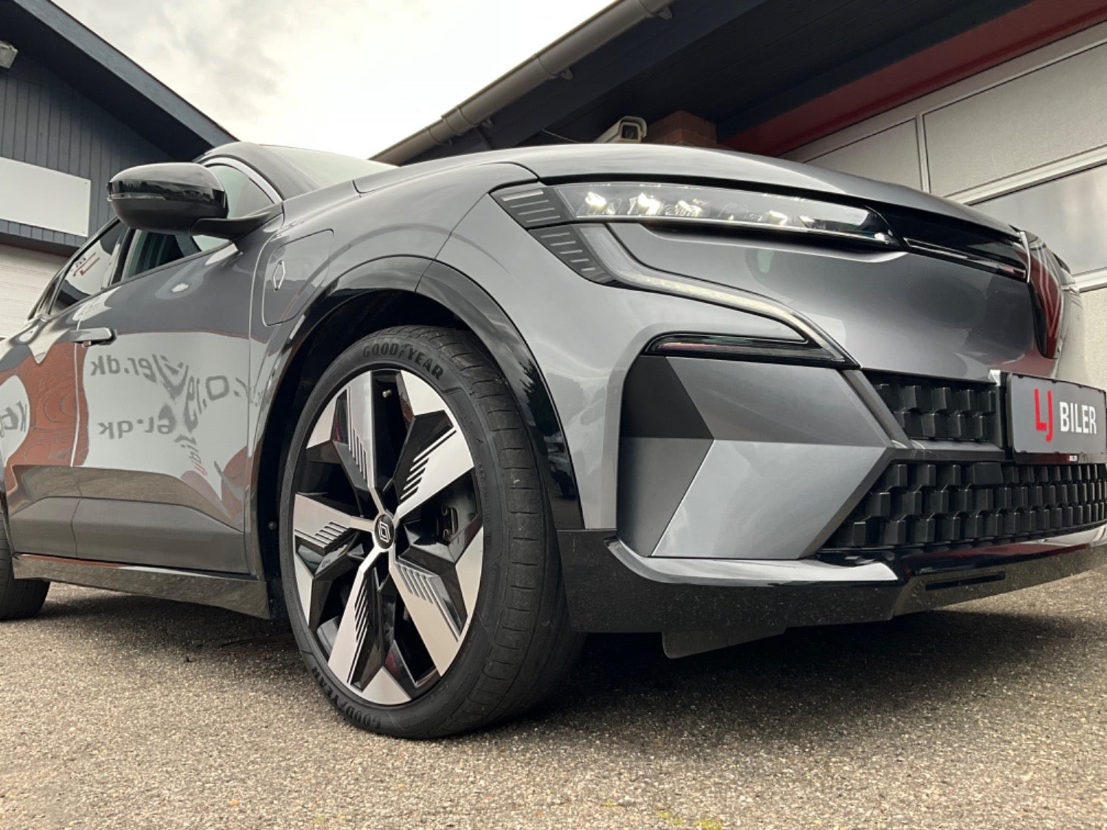 Grå Renault Megane E-Tech fra 2024