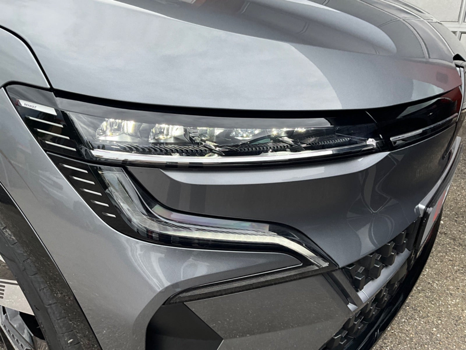 Grå Renault Megane E-Tech fra 2024