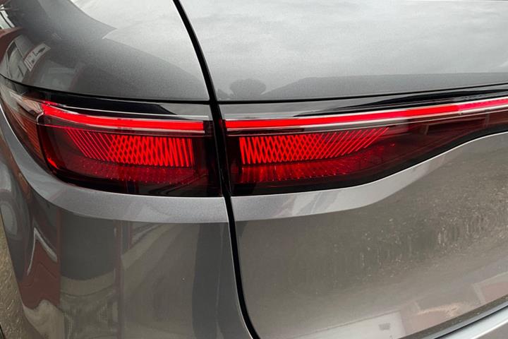 Grå Renault Megane E-Tech fra 2024