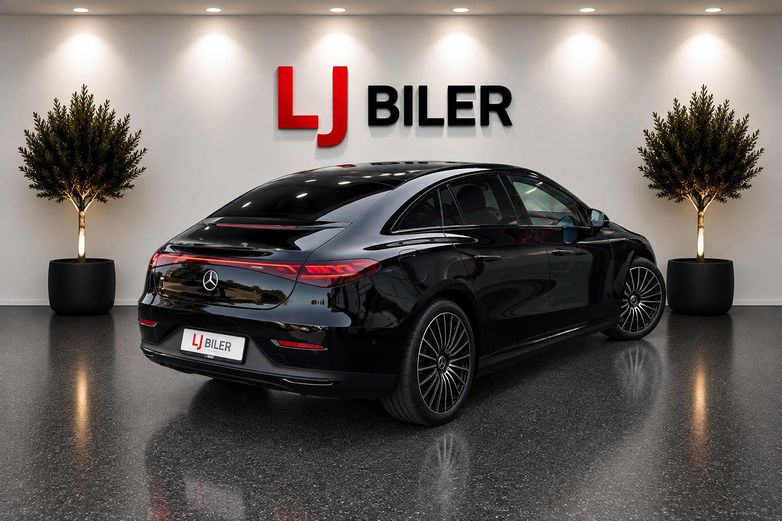 Sort Mercedes EQE300 fra 2023