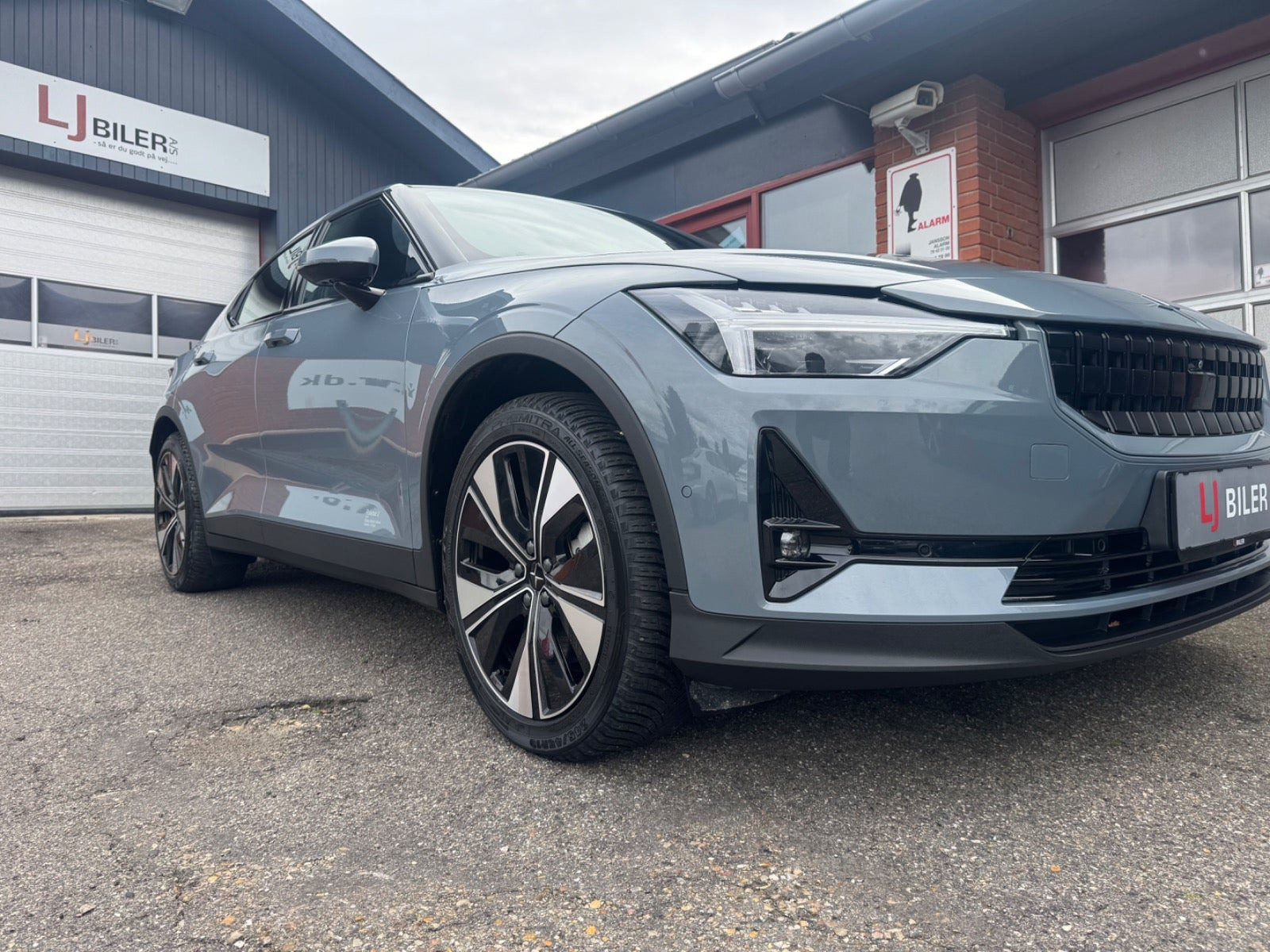 Grå Polestar 2 fra 2023