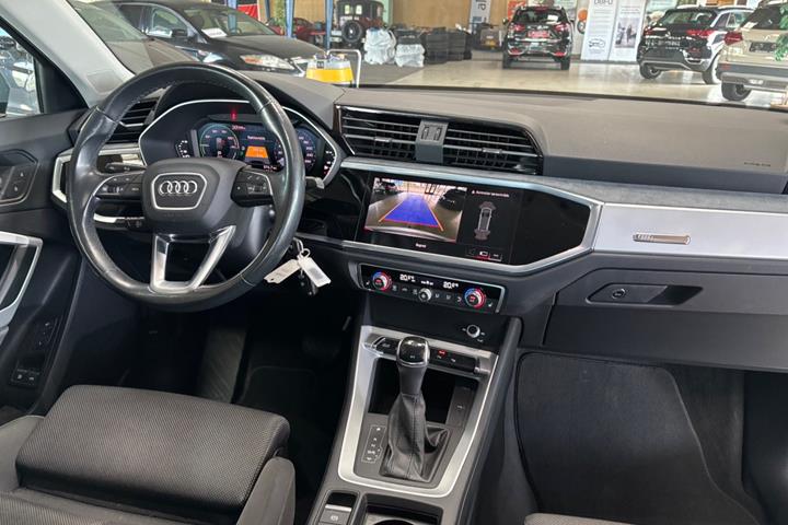 Sølv Audi Q3 fra 2021