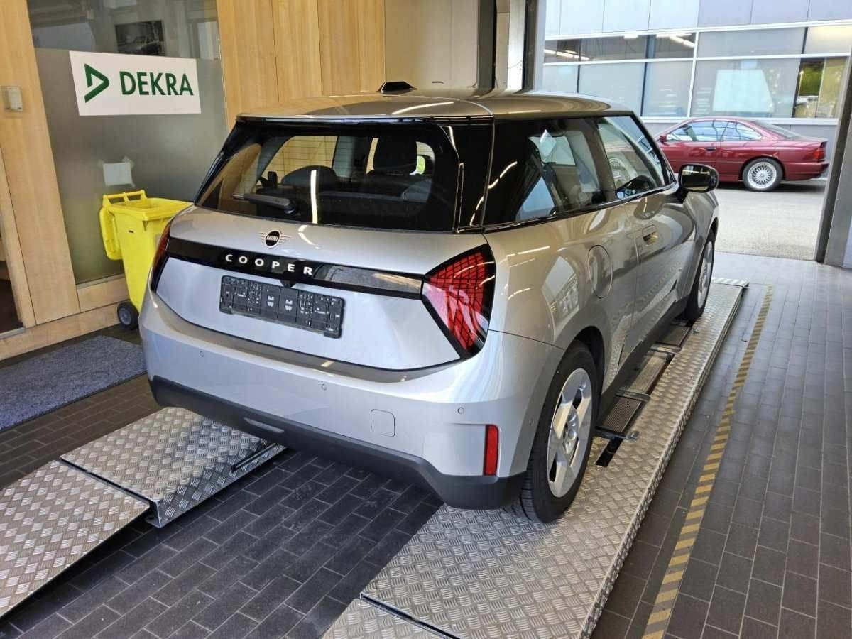 Sølv Mini Cooper E fra 2025