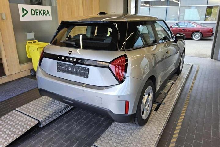 Sølv Mini Cooper E fra 2025