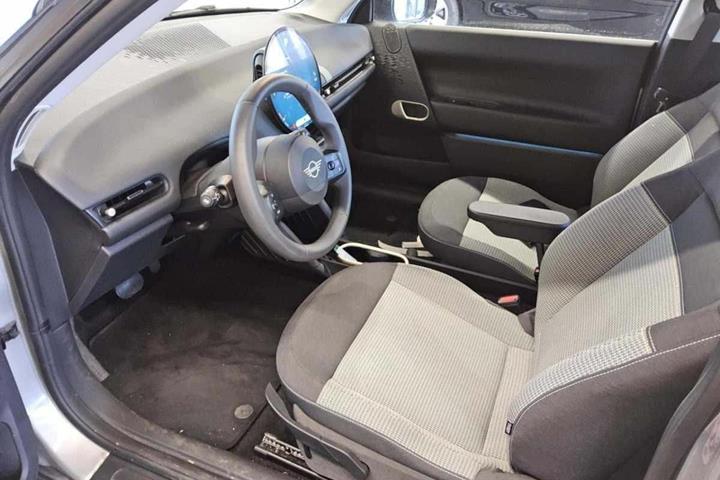 Sølv Mini Cooper E fra 2025