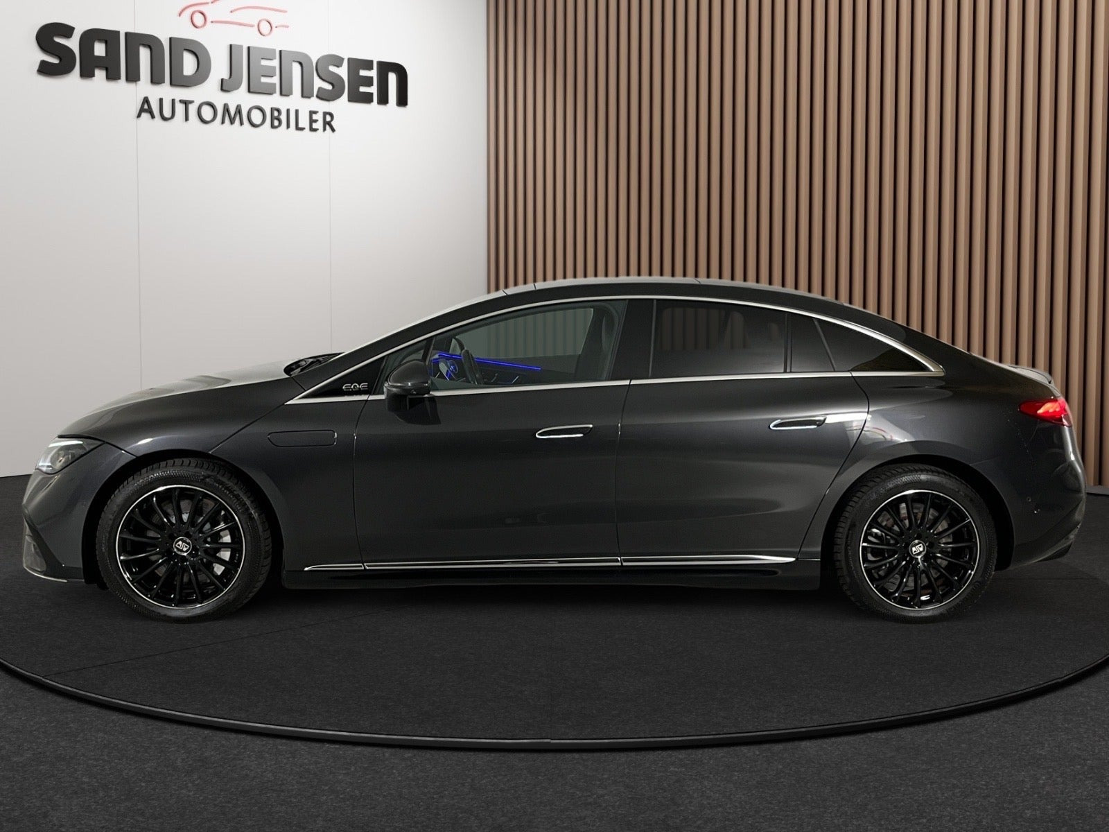 Grå Mercedes EQE350+ fra 2022