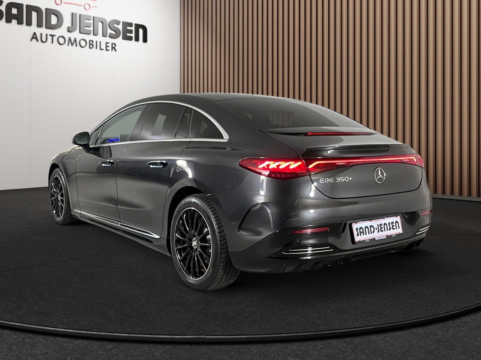 Grå Mercedes EQE350+ fra 2022