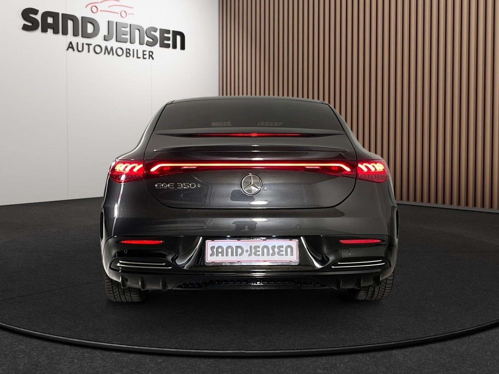 Grå Mercedes EQE350+ fra 2022