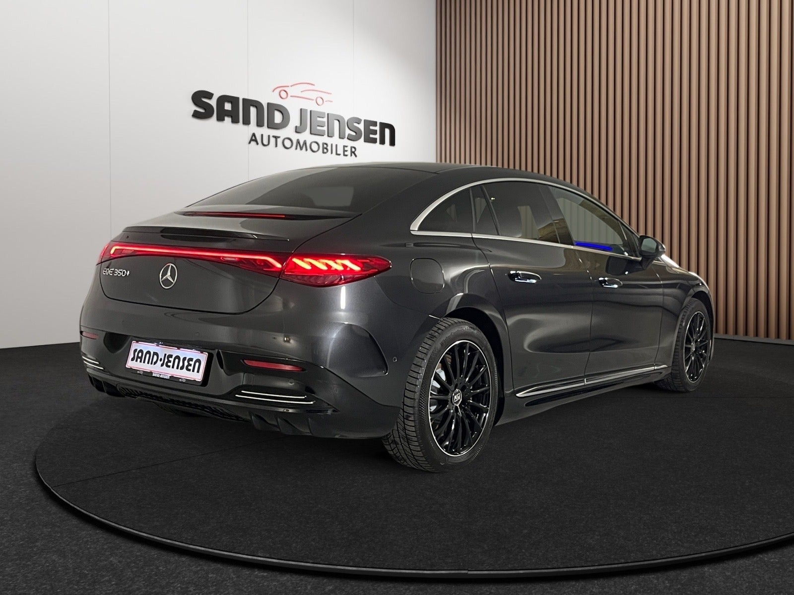 Grå Mercedes EQE350+ fra 2022