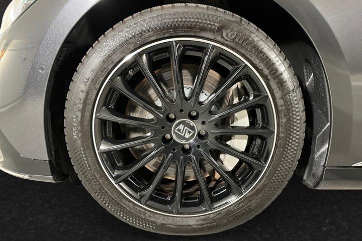 Grå Mercedes EQE350+ fra 2022