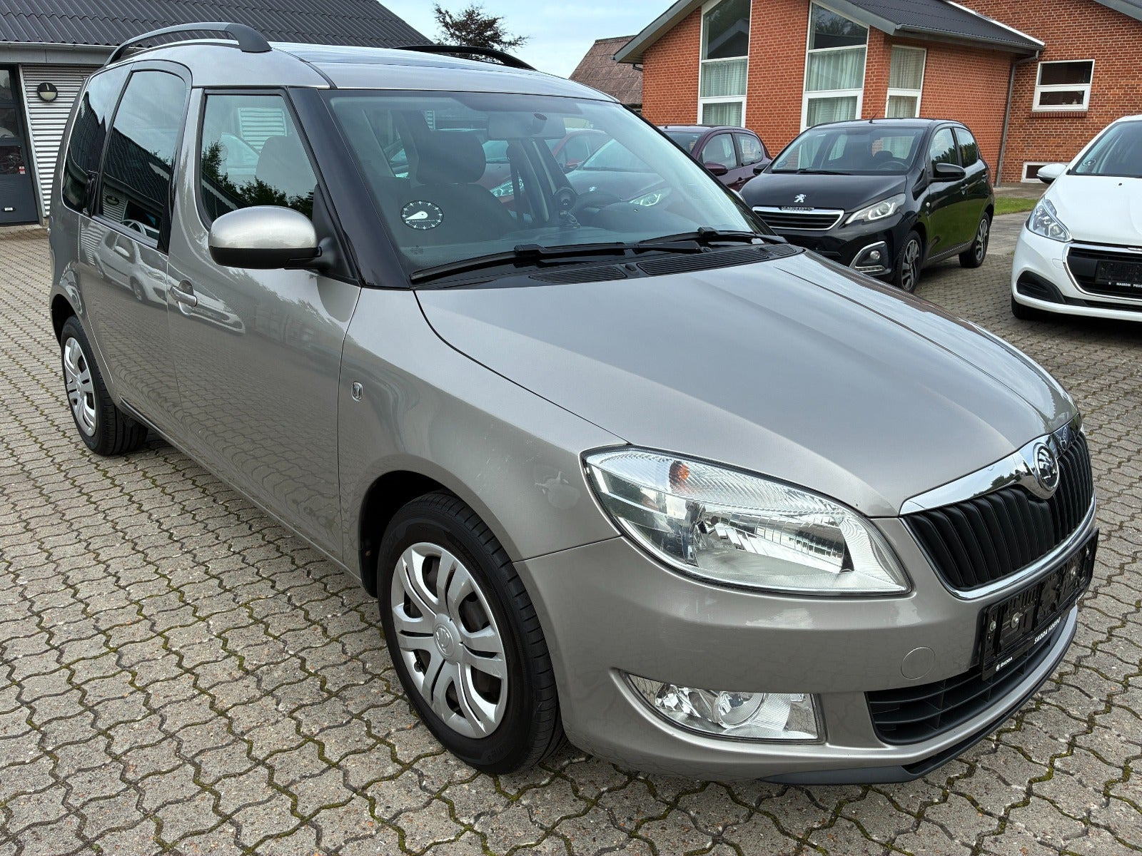 Orange Skoda Roomster fra 2014