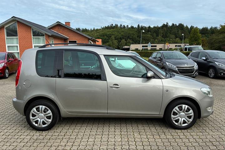Orange Skoda Roomster fra 2014