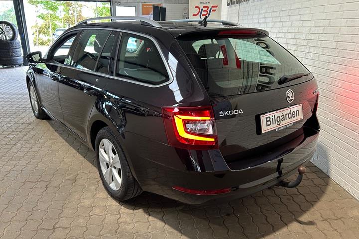Sort Skoda Octavia fra 2020