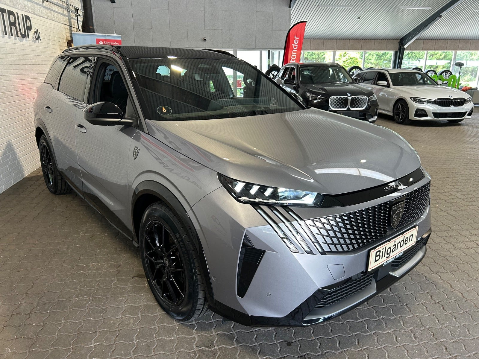Sølv Peugeot e-5008 fra 2025