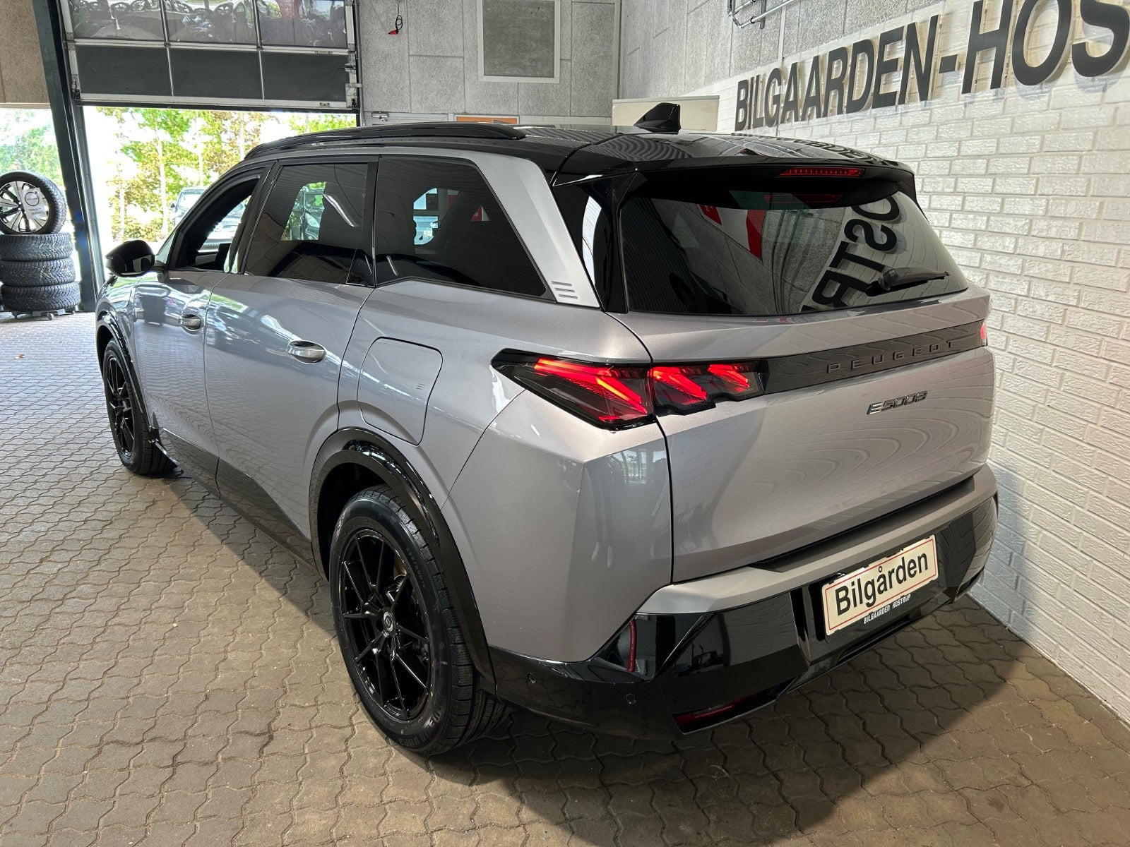 Sølv Peugeot e-5008 fra 2025