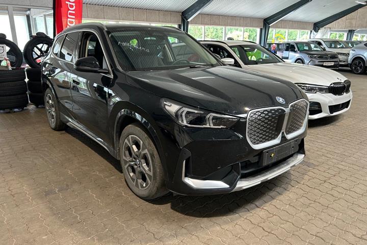 Sort BMW iX1 fra 2025