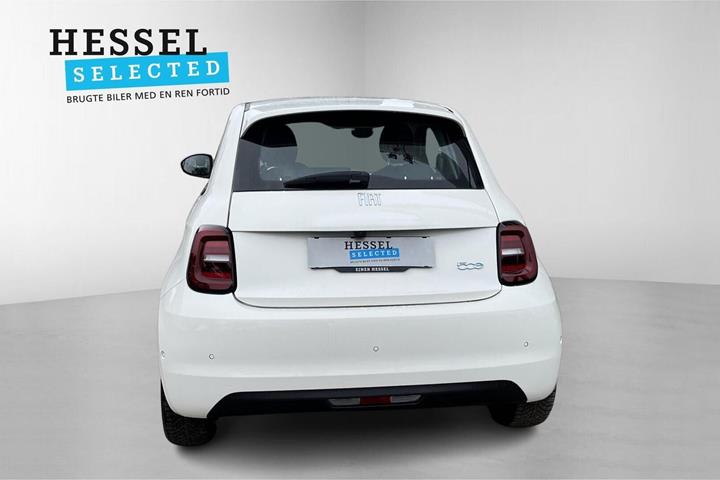Hvid Fiat 500e fra 2024
