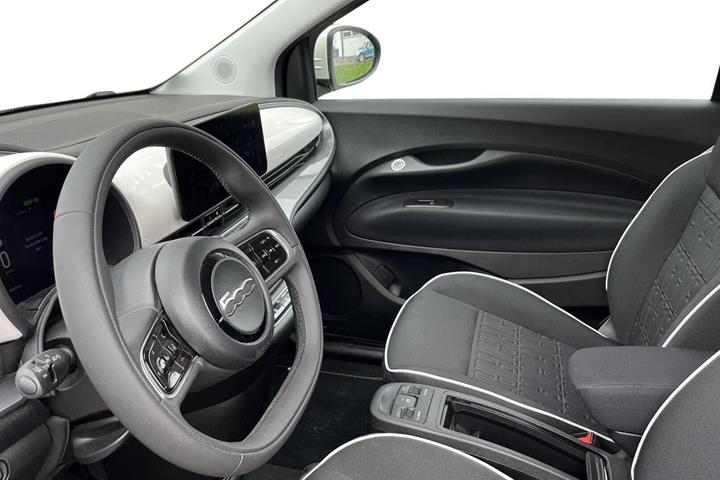 Hvid Fiat 500e fra 2024