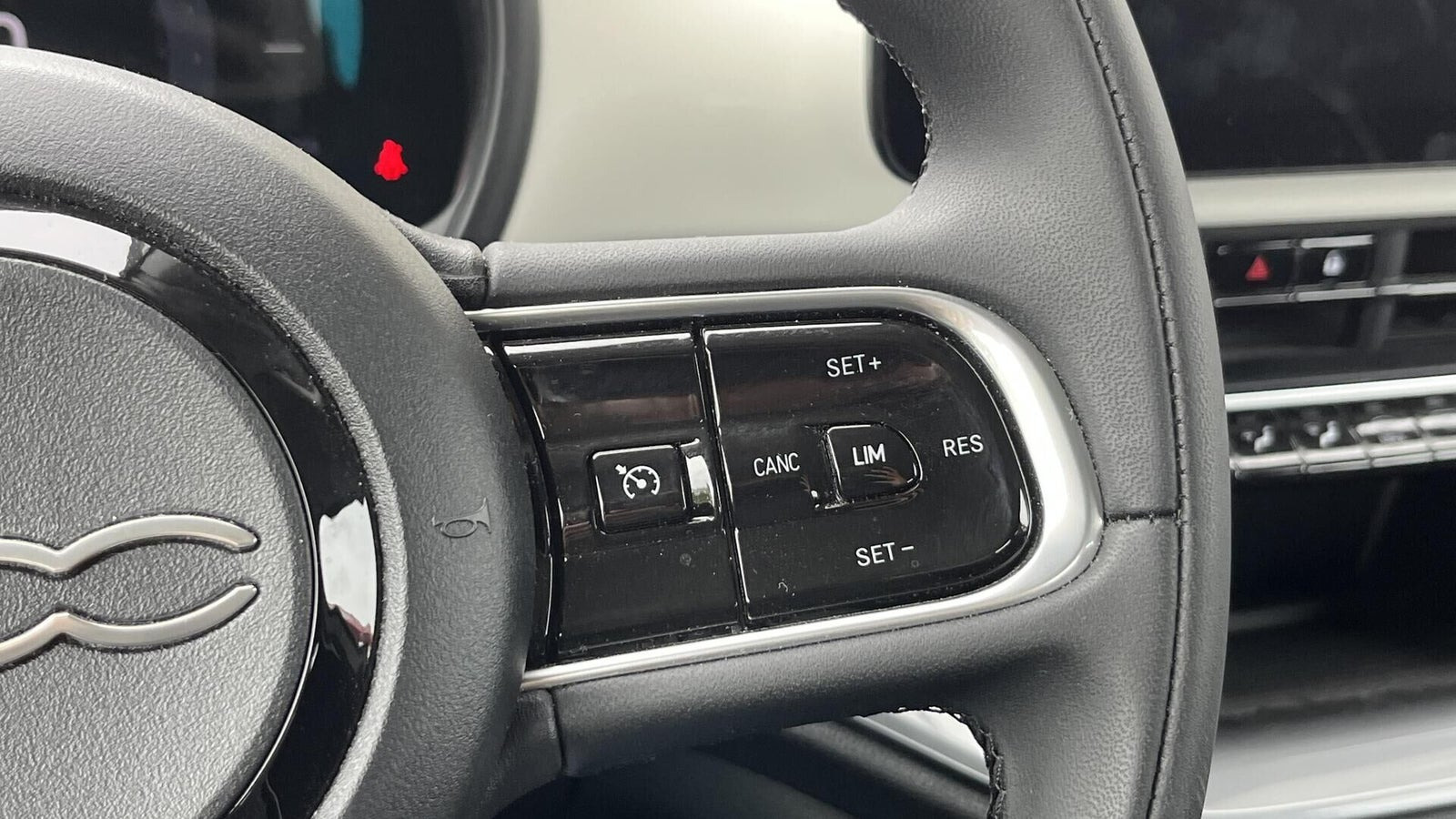 Hvid Fiat 500e fra 2024