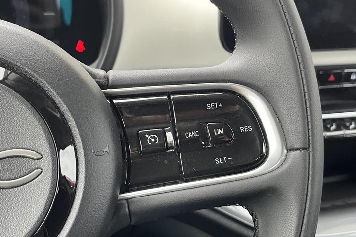 Hvid Fiat 500e fra 2024