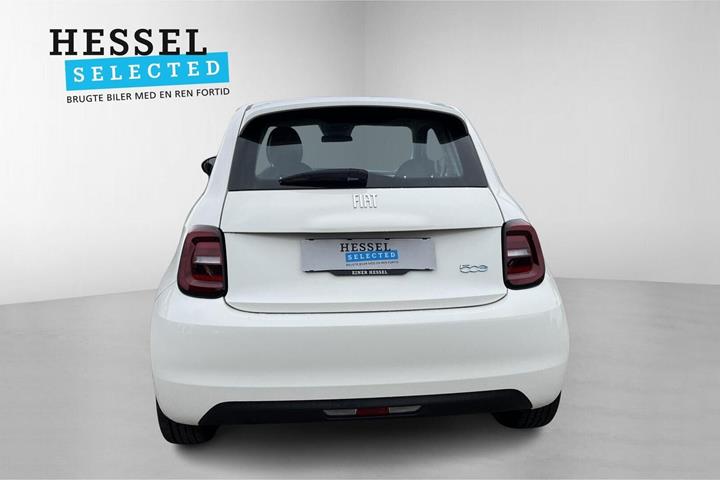 Hvid Fiat 500e fra 2023