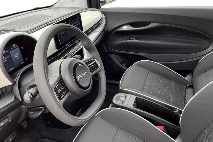 Hvid Fiat 500e fra 2023