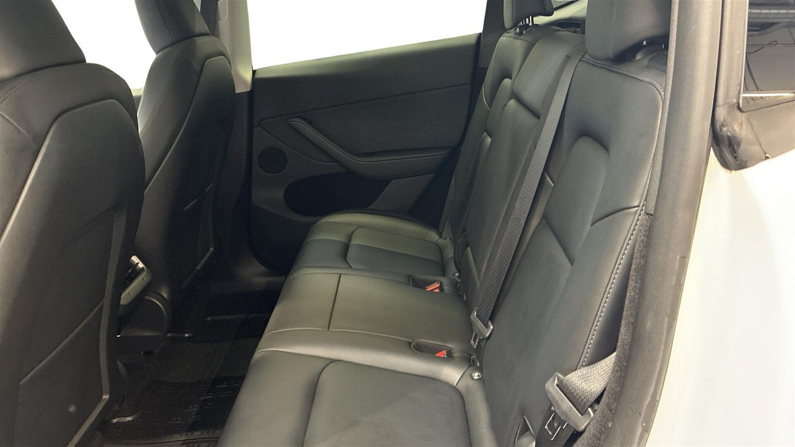 Hvid Tesla Model Y fra 2023