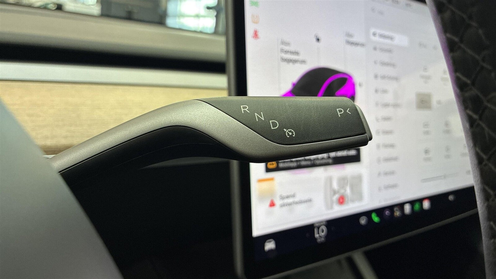 Hvid Tesla Model Y fra 2023