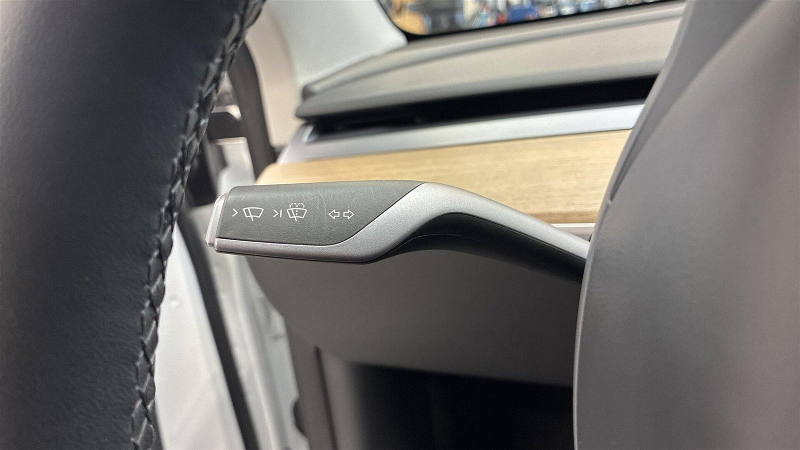 Hvid Tesla Model Y fra 2023